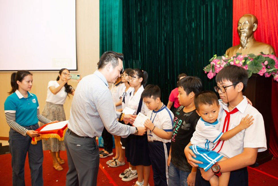 PL24h-Hội Doanh nhân trẻ Việt Nam thực hiện nhiều chương trình giúp trẻ em khó khăn